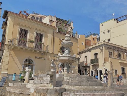 義大利陶爾米納 Taormina (西西里語 Taurmina) 必玩 - Fontana di Piazza Duomo = Four Fountain 半人馬座噴泉