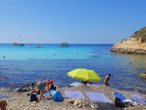 義大利蘭佩杜薩島 Isola di Lampedusa 必玩 - Spiaggia di Cala Pulcino 卡拉·普爾奇諾海灘