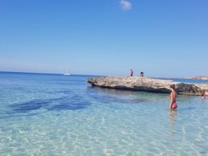 義大利法維尼亞納島 Isola di Favignana (西西里語 Faugnana) 必玩 - Spiaggia di Lido Burrone 利多伯隆海灘