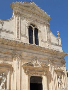 義大利奧斯圖尼 Ostuni (巴里方言 Ostune)必玩 - Parrocchia San Francesco d'Assisi 聖弗朗切斯科·達西西教堂