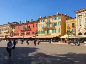 義大利威尼斯 Verona 維羅納 必玩 - Piazza Bra 布拉廣場 - 小鎮最大廣場
