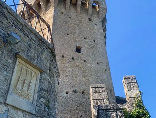 義大利聖馬利諾 San Marino (= Repubblica di San Marino 聖馬利諾共和國) 必玩 - 國徽 - Monte Titano 蒂塔諾山上三座塔