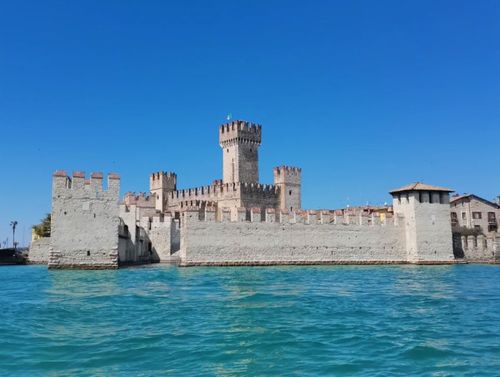 義大利威尼斯 錫爾苗內 = 西爾苗內 = 西米歐尼 Sirmione (威尼斯語 Sirmion) 必玩 - Castello di Sirmione = Castello Scagliero 斯卡利洛城堡