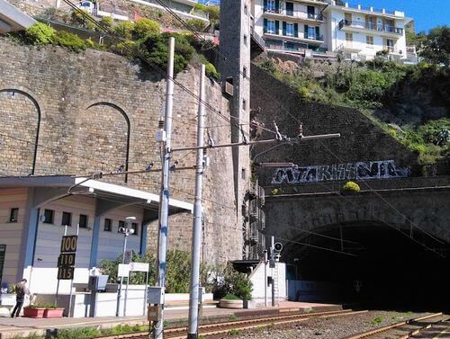 義大利Cinque Terre 五漁村 = 五鄉地必玩 - Stazione di Riomaggiore 里奧馬焦雷火車站