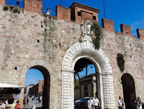 義大利比薩 Pisa 必玩 - Piazza dei Miracoli 奇蹟廣場 (= Piazza del Duomo 比薩大教堂廣場) - Porta Nuova Pisa 廣場新城門