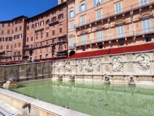 義大利西恩納 = 錫耶納 Siena 必玩 - Piazza del Campo 田野廣場 = 貝殼廣場 - Fonte Gaia 歡樂噴泉