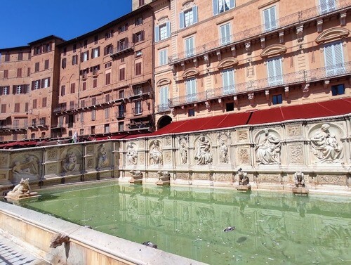 義大利西恩納 = 錫耶納 Siena 必玩 - Piazza del Campo 田野廣場 = 貝殼廣場 - Fonte Gaia 歡樂噴泉