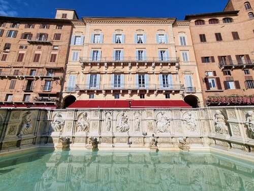 義大利西恩納 = 錫耶納 Siena 必玩 - Piazza del Campo 田野廣場 = 貝殼廣場 - Fonte Gaia 歡樂噴泉