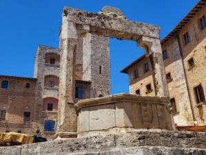 義大利San Gimignano 聖吉米尼亞諾 = 聖吉米納諾必玩 - Piazza della Cisterna 水井廣場
