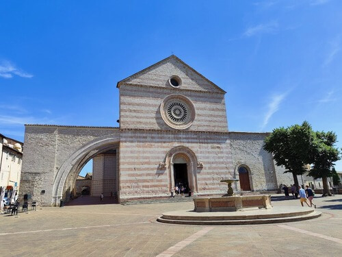 義大利 Assisi 阿西西 = 亞西西必玩 - Basilica di Santa Chiara 聖嘉勒聖殿 = 聖基亞拉大教堂