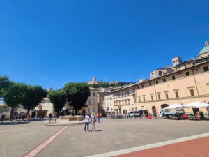 義大利 Assisi 阿西西 = 亞西西必玩 - Basilica di Santa Chiara 聖嘉勒聖殿 = 聖基亞拉大教堂 - Piazza Santa Chiara 聖嘉勒廣場