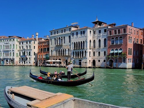 義大利威尼斯 Venice (威尼斯方言 Venezia) - Gondola (複 Gondole) 貢多拉