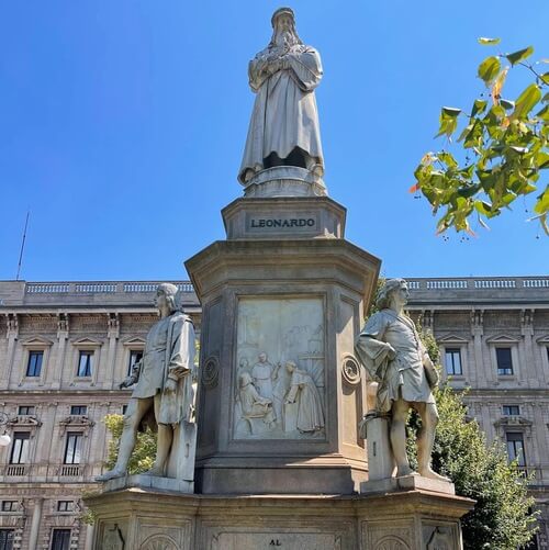 義大利Milan 米蘭 (義語 Milano) 必玩 - Piazza della Scala 斯卡拉廣場 = 斯卡拉大劇院廣場 = Monumento a Leonardo da Vinci 列奧納多達文西紀念碑 = 達文西紀念碑