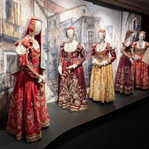 義大利Milan 米蘭 (義語 Milano) 必玩 - Teatro Alla Scala = La Scala 斯卡拉大劇院 = 史卡拉歌劇院 = Teatro alla Scala di Milano = Nuovo Regio Ducal Teatro alla Scala = Museo Teatrale alla Scala 斯卡拉大劇院博物館 = Piazza della Scala 斯卡拉廣場 = 斯卡拉大劇院廣場
