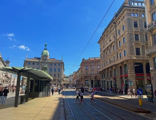 義大利Milan 米蘭 (義語 Milano) 必玩 - Piazza Cordusio = Piazzale Cordusio 科爾杜西奧廣場 = Piazza Ellittica = Monumento a Giuseppe Parini 朱塞佩·帕里尼紀念碑 = Palazzo del Credito Italiano 義大利信貸銀行宮 = 義大利聯合信貸銀行宮 = Palazzo UniCredit = Palazzo delle Assicurazioni Generali 忠意保險宮 = 忠利保險宮 = Palazzo Venezia