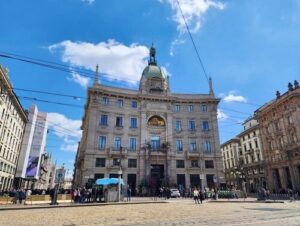 義大利Milan 米蘭 (義語 Milano) 必玩 - Piazza Cordusio = Piazzale Cordusio 科爾杜西奧廣場 = Piazza Ellittica = Monumento a Giuseppe Parini 朱塞佩·帕里尼紀念碑 = Palazzo del Credito Italiano 義大利信貸銀行宮 = 義大利聯合信貸銀行宮 = Palazzo UniCredit = Palazzo delle Assicurazioni Generali 忠意保險宮 = 忠利保險宮 = Palazzo Venezia