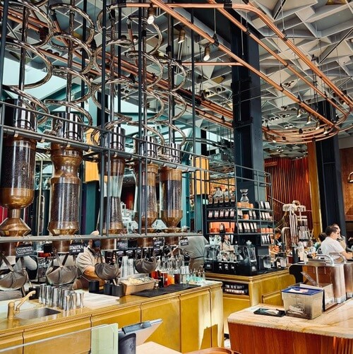 義大利Milan 米蘭 (義語 Milano) 必玩 - Piazza Cordusio = Piazzale Cordusio 科爾杜西奧廣場 = Piazza Ellittica = Palazzo Broggi 布羅吉宮 = = Palazzo delle Poste = Palazzo della Posta = Starbucks Reserve Roastery Milano 星巴克臻選米蘭烘焙工坊 = 米蘭星巴克臻選咖啡烘焙工坊