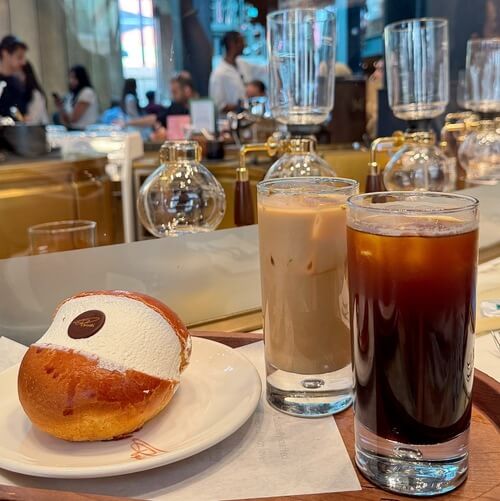 義大利Milan 米蘭 (義語 Milano) 必玩 - Piazza Cordusio = Piazzale Cordusio 科爾杜西奧廣場 = Piazza Ellittica = Palazzo Broggi 布羅吉宮 = = Palazzo delle Poste = Palazzo della Posta = Starbucks Reserve Roastery Milano 星巴克臻選米蘭烘焙工坊 = 米蘭星巴克臻選咖啡烘焙工坊