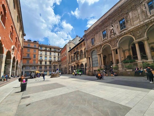 義大利Milan 米蘭 (義語 Milano) 必玩 - Palazzo della Ragione 理性宮 = 拉焦內宮 = Palazzo del Broletto Nuovo = Piazza Mercanti = Piazza di Mercant 商人廣場 = Piazza del Broletto = Casa dei Panigarola 帕尼加羅拉之家 = 帕尼伽羅拉府 = Palazzo dei Notai = Palazzo delle Scuole Palatine 帕拉丁學校宮 = 帕拉蒂恩學院宮 = Palazzo dei Giureconsulti 朱利康素蒂宮 = Palazzo Giureconsulti 朱雷孔索爾蒂宮 = Palazzo Affari = Cinque Vie 五街區