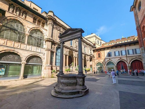 義大利Milan 米蘭 (義語 Milano) 必玩 - Palazzo della Ragione 理性宮 = 拉焦內宮 = Palazzo del Broletto Nuovo = Piazza Mercanti = Piazza di Mercant 商人廣場 = Piazza del Broletto = Casa dei Panigarola 帕尼加羅拉之家 = 帕尼伽羅拉府 = Palazzo dei Notai = Palazzo delle Scuole Palatine 帕拉丁學校宮 = 帕拉蒂恩學院宮 = Palazzo dei Giureconsulti 朱利康素蒂宮 = Palazzo Giureconsulti 朱雷孔索爾蒂宮 = Palazzo Affari = Cinque Vie 五街區
