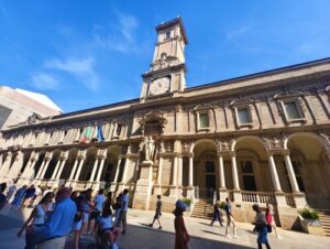 義大利Milan 米蘭 (義語 Milano) 必玩 - Palazzo della Ragione 理性宮 = 拉焦內宮 = Palazzo del Broletto Nuovo = Piazza Mercanti = Piazza di Mercant 商人廣場 = Piazza del Broletto = Casa dei Panigarola 帕尼加羅拉之家 = 帕尼伽羅拉府 = Palazzo dei Notai = Palazzo delle Scuole Palatine 帕拉丁學校宮 = 帕拉蒂恩學院宮 = Palazzo dei Giureconsulti 朱利康素蒂宮 = Palazzo Giureconsulti 朱雷孔索爾蒂宮 = Palazzo Affari = Cinque Vie 五街區