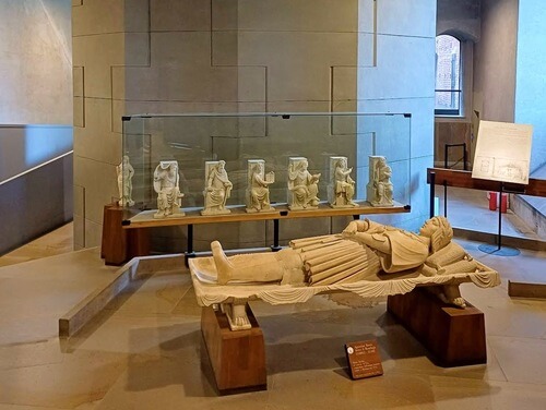 義大利Milan 米蘭 (義語 Milano) 必玩 - Castello Sforzesco 斯福爾扎城堡 = 斯福爾扎古堡 = Castello di Porta Giovia = Musei del Castello Sforzesco 斯福爾扎城堡博物館 = Museo della Pietà Rondanini 隆達尼尼聖殤博物館 = Cortile della Rocchetta 羅凱塔庭院 = Piazza Castello 城堡廣場 = 卡斯特羅廣場 = Fontana di Piazza Castello (= Turta di spus)