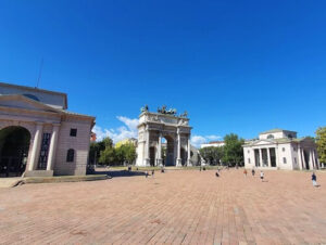 義大利Milan 米蘭 (義語 Milano) 必玩 - Parco Sempione 森皮奧內公園 = Ponte delle Sirenette 美人魚橋 = Ponte delle sorelle Ghisini = Arco della Pace 和平門 = Porta Sempione = Arena Civica Gianni Brera 奇維克體育場 = Anfiteatro di Milano = Arena Civica = Acquario Civico di Milano 米蘭市立水族館 = Acquario Civico e Stazione Idrobiologica di Milano = Palazzo della Triennale di Milano 米蘭三年展宮 = Palazzo dell'Arte = Torre Branca 白塔 = 布蘭卡塔 = Torre Eiar = Torre Littoria = Torre del Parco