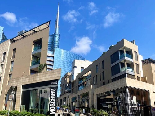 義大利Milan 米蘭 (義語 Milano) 必玩 - Piazza Gae Aulenti 蓋奧倫蒂廣場 = Torre UniCredit 聯合信貸銀大樓 = 裕信銀行大樓 = 裕信銀行大廈 = BAM - Biblioteca degli Alberi Milano 樹木圖書館 = 阿爾貝裡圖書館 = Bosco Verticale 垂直森林 = Quartiere Isola 伊索拉區 = Porta Garibaldi 加里波第門 = Porta Nuova 新門 = Quartiere di Porta Nuova = Centro Direzionale di Milano 米蘭商業中心