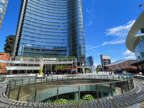 義大利Milan 米蘭 (義語 Milano) 必玩 - Piazza Gae Aulenti 蓋奧倫蒂廣場 = Torre UniCredit 聯合信貸銀大樓 = 裕信銀行大樓 = 裕信銀行大廈 = BAM - Biblioteca degli Alberi Milano 樹木圖書館 = 阿爾貝裡圖書館 = Bosco Verticale 垂直森林 = Quartiere Isola 伊索拉區 = Porta Garibaldi 加里波第門 = Porta Nuova 新門 = Quartiere di Porta Nuova = Centro Direzionale di Milano 米蘭商業中心