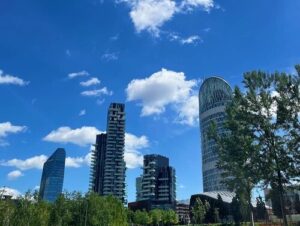 義大利Milan 米蘭 (義語 Milano) 必玩 - Piazza Gae Aulenti 蓋奧倫蒂廣場 = Torre UniCredit 聯合信貸銀大樓 = 裕信銀行大樓 = 裕信銀行大廈 = BAM - Biblioteca degli Alberi Milano 樹木圖書館 = 阿爾貝裡圖書館 = Bosco Verticale 垂直森林 = Quartiere Isola 伊索拉區 = Porta Garibaldi 加里波第門 = Porta Nuova 新門 = Quartiere di Porta Nuova = Centro Direzionale di Milano 米蘭商業中心