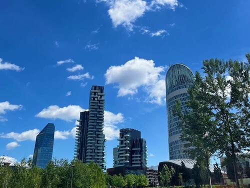 義大利Milan 米蘭 (義語 Milano) 必玩 - Piazza Gae Aulenti 蓋奧倫蒂廣場 = Torre UniCredit 聯合信貸銀大樓 = 裕信銀行大樓 = 裕信銀行大廈 = BAM - Biblioteca degli Alberi Milano 樹木圖書館 = 阿爾貝裡圖書館 = Bosco Verticale 垂直森林 = Quartiere Isola 伊索拉區 = Porta Garibaldi 加里波第門 = Porta Nuova 新門 = Quartiere di Porta Nuova = Centro Direzionale di Milano 米蘭商業中心