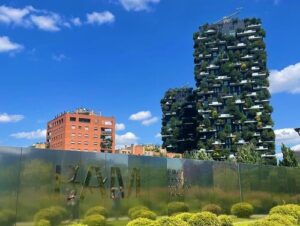 義大利Milan 米蘭 (義語 Milano) 必玩 - Piazza Gae Aulenti 蓋奧倫蒂廣場 = Torre UniCredit 聯合信貸銀大樓 = 裕信銀行大樓 = 裕信銀行大廈 = BAM - Biblioteca degli Alberi Milano 樹木圖書館 = 阿爾貝裡圖書館 = Bosco Verticale 垂直森林 = Quartiere Isola 伊索拉區 = Porta Garibaldi 加里波第門 = Porta Nuova 新門 = Quartiere di Porta Nuova = Centro Direzionale di Milano 米蘭商業中心