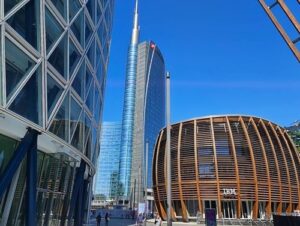 義大利Milan 米蘭 (義語 Milano) 必玩 - Piazza Gae Aulenti 蓋奧倫蒂廣場 = Torre UniCredit 聯合信貸銀大樓 = 裕信銀行大樓 = 裕信銀行大廈 = BAM - Biblioteca degli Alberi Milano 樹木圖書館 = 阿爾貝裡圖書館 = Bosco Verticale 垂直森林 = Quartiere Isola 伊索拉區 = Porta Garibaldi 加里波第門 = Porta Nuova 新門 = Quartiere di Porta Nuova = Centro Direzionale di Milano 米蘭商業中心