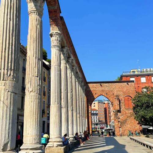 義大利Milan 米蘭 (義語 Milano) 必玩 - Basilica di San Lorenzo Maggiore 聖老楞佐馬焦雷聖殿 = 聖洛倫索馬焦雷大教堂 = Basilica Collegiata Prepositurale di San Lorenzo Maggiore = Cappella di Sant'Aquilino 聖阿奎利諾禮拜堂 = 聖阿基利諾禮拜堂 = Cappella di Sant'Ippolito 聖伊波利托禮拜堂 = Cappella del Conte = Colonne di San Lorenzo 聖洛倫索柱 = 聖老楞佐柱 = San Lorenzo alle Colonne = Piazza delle Colonne di San Lorenzo = Monumento a Costantino Imperatore 君士坦丁大帝紀念碑 = Statua di Costantino = Piazza Vetra 維特拉廣場