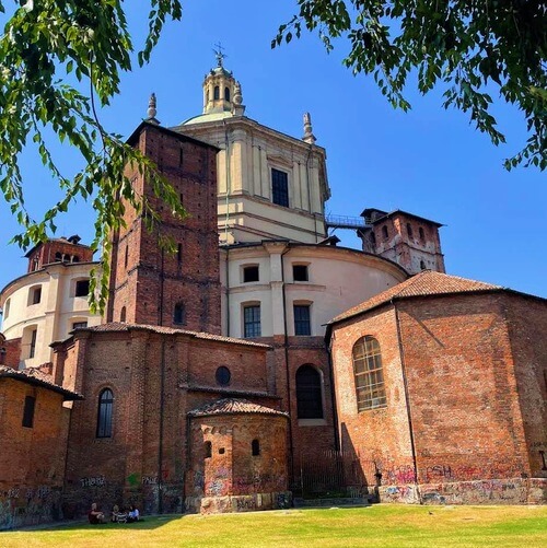 義大利Milan 米蘭 (義語 Milano) 必玩 - Basilica di San Lorenzo Maggiore 聖老楞佐馬焦雷聖殿 = 聖洛倫索馬焦雷大教堂 = Basilica Collegiata Prepositurale di San Lorenzo Maggiore = Cappella di Sant'Aquilino 聖阿奎利諾禮拜堂 = 聖阿基利諾禮拜堂 = Cappella di Sant'Ippolito 聖伊波利托禮拜堂 = Cappella del Conte = Colonne di San Lorenzo 聖洛倫索柱 = 聖老楞佐柱 = San Lorenzo alle Colonne = Piazza delle Colonne di San Lorenzo = Monumento a Costantino Imperatore 君士坦丁大帝紀念碑 = Statua di Costantino = Piazza Vetra 維特拉廣場