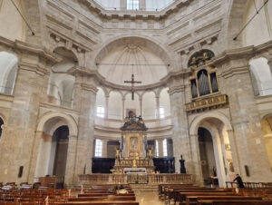 義大利Milan 米蘭 (義語 Milano) 必玩 - Basilica di San Lorenzo Maggiore 聖老楞佐馬焦雷聖殿 = 聖洛倫索馬焦雷大教堂 = Basilica Collegiata Prepositurale di San Lorenzo Maggiore = Cappella di Sant'Aquilino 聖阿奎利諾禮拜堂 = 聖阿基利諾禮拜堂 = Cappella di Sant'Ippolito 聖伊波利托禮拜堂 = Cappella del Conte = Colonne di San Lorenzo 聖洛倫索柱 = 聖老楞佐柱 = San Lorenzo alle Colonne = Piazza delle Colonne di San Lorenzo = Monumento a Costantino Imperatore 君士坦丁大帝紀念碑 = Statua di Costantino = Piazza Vetra 維特拉廣場