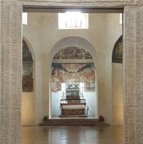 義大利Milan 米蘭 (義語 Milano) 必玩 - Basilica di San Lorenzo Maggiore 聖老楞佐馬焦雷聖殿 = 聖洛倫索馬焦雷大教堂 = Basilica Collegiata Prepositurale di San Lorenzo Maggiore = Cappella di Sant'Aquilino 聖阿奎利諾禮拜堂 = 聖阿基利諾禮拜堂 = Cappella di Sant'Ippolito 聖伊波利托禮拜堂 = Cappella del Conte = Colonne di San Lorenzo 聖洛倫索柱 = 聖老楞佐柱 = San Lorenzo alle Colonne = Piazza delle Colonne di San Lorenzo = Monumento a Costantino Imperatore 君士坦丁大帝紀念碑 = Statua di Costantino = Piazza Vetra 維特拉廣場