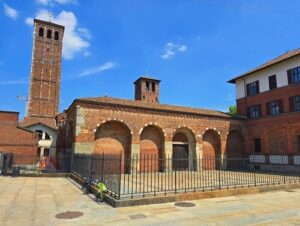 義大利Milan 米蘭 (義語 Milano) 必玩 - Basilica di Sant’Ambrogio 聖盎博羅削聖殿 = 聖安布羅焦聖殿 = 聖安布羅斯大教堂 = Basilica Romana Minore Collegiata Abbaziale Prepositurale di Sant'Ambrogio = Cappella di San Vittore in ciel d'oro 金色天空中的聖維托雷禮拜堂 = Sacello di San Vittore in ciel d'oro = Colonna del Diavolo 魔鬼柱 = Colonna Imperiale = Piazza Sant'Ambrogio = Tempio della Vittoria 勝利神殿 = Sacrario dei Caduti Milanesi