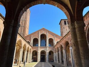 義大利Milan 米蘭 (義語 Milano) 必玩 - Basilica di Sant’Ambrogio 聖盎博羅削聖殿 = 聖安布羅焦聖殿 = 聖安布羅斯大教堂 = Basilica Romana Minore Collegiata Abbaziale Prepositurale di Sant'Ambrogio = Cappella di San Vittore in ciel d'oro 金色天空中的聖維托雷禮拜堂 = Sacello di San Vittore in ciel d'oro = Colonna del Diavolo 魔鬼柱 = Colonna Imperiale = Piazza Sant'Ambrogio = Tempio della Vittoria 勝利神殿 = Sacrario dei Caduti Milanesi