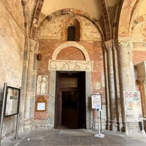 義大利Milan 米蘭 (義語 Milano) 必玩 - Basilica di Sant’Ambrogio 聖盎博羅削聖殿 = 聖安布羅焦聖殿 = 聖安布羅斯大教堂 = Basilica Romana Minore Collegiata Abbaziale Prepositurale di Sant'Ambrogio = Cappella di San Vittore in ciel d'oro 金色天空中的聖維托雷禮拜堂 = Sacello di San Vittore in ciel d'oro = Colonna del Diavolo 魔鬼柱 = Colonna Imperiale = Piazza Sant'Ambrogio = Tempio della Vittoria 勝利神殿 = Sacrario dei Caduti Milanesi