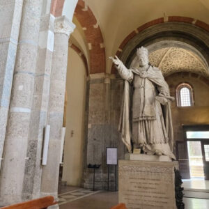 義大利Milan 米蘭 (義語 Milano) 必玩 - Basilica di Sant’Ambrogio 聖盎博羅削聖殿 = 聖安布羅焦聖殿 = 聖安布羅斯大教堂 = Basilica Romana Minore Collegiata Abbaziale Prepositurale di Sant'Ambrogio = Cappella di San Vittore in ciel d'oro 金色天空中的聖維托雷禮拜堂 = Sacello di San Vittore in ciel d'oro = Colonna del Diavolo 魔鬼柱 = Colonna Imperiale = Piazza Sant'Ambrogio = Tempio della Vittoria 勝利神殿 = Sacrario dei Caduti Milanesi