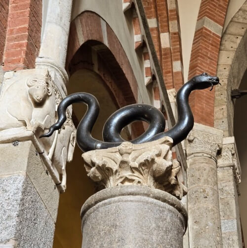 義大利Milan 米蘭 (義語 Milano) 必玩 - Basilica di Sant’Ambrogio 聖盎博羅削聖殿 = 聖安布羅焦聖殿 = 聖安布羅斯大教堂 = Basilica Romana Minore Collegiata Abbaziale Prepositurale di Sant'Ambrogio = Cappella di San Vittore in ciel d'oro 金色天空中的聖維托雷禮拜堂 = Sacello di San Vittore in ciel d'oro = Colonna del Diavolo 魔鬼柱 = Colonna Imperiale = Piazza Sant'Ambrogio = Tempio della Vittoria 勝利神殿 = Sacrario dei Caduti Milanesi