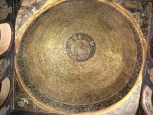 義大利Milan 米蘭 (義語 Milano) 必玩 - Basilica di Sant’Ambrogio 聖盎博羅削聖殿 = 聖安布羅焦聖殿 = 聖安布羅斯大教堂 = Basilica Romana Minore Collegiata Abbaziale Prepositurale di Sant'Ambrogio = Cappella di San Vittore in ciel d'oro 金色天空中的聖維托雷禮拜堂 = Sacello di San Vittore in ciel d'oro = Colonna del Diavolo 魔鬼柱 = Colonna Imperiale = Piazza Sant'Ambrogio = Tempio della Vittoria 勝利神殿 = Sacrario dei Caduti Milanesi