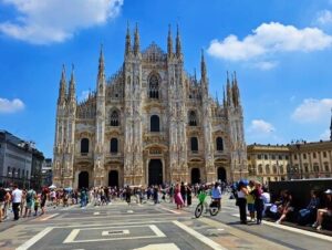 義大利Milan 米蘭 (義語 Milano) 必玩 - Duomo di Milano 米蘭主教座堂 = 米蘭大教堂 = Basilica Cattedrale Metropolitana di Santa Maria Nascente = Cattedrale Metropolitana della Natività della Beata Vergine Maria = Piazza del Duomo 大教堂廣場 = 主教座堂廣場 = 杜莫廣場