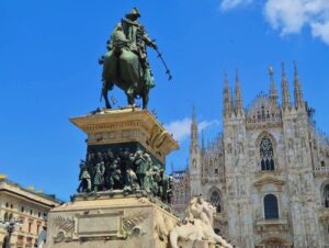 義大利Milan 米蘭 (義語 Milano) 必玩 - Duomo di Milano 米蘭主教座堂 = 米蘭大教堂 = Basilica Cattedrale Metropolitana di Santa Maria Nascente = Cattedrale Metropolitana della Natività della Beata Vergine Maria = Piazza del Duomo 大教堂廣場 = 主教座堂廣場 = 杜莫廣場