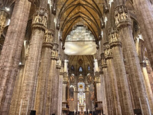 義大利Milan 米蘭 (義語 Milano) 必玩 - Duomo di Milano 米蘭主教座堂 = 米蘭大教堂 = Basilica Cattedrale Metropolitana di Santa Maria Nascente = Cattedrale Metropolitana della Natività della Beata Vergine Maria = Piazza del Duomo 大教堂廣場 = 主教座堂廣場 = 杜莫廣場