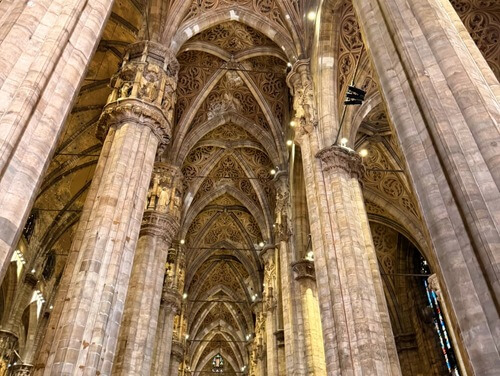 義大利Milan 米蘭 (義語 Milano) 必玩 - Duomo di Milano 米蘭主教座堂 = 米蘭大教堂 = Basilica Cattedrale Metropolitana di Santa Maria Nascente = Cattedrale Metropolitana della Natività della Beata Vergine Maria = Piazza del Duomo 大教堂廣場 = 主教座堂廣場 = 杜莫廣場