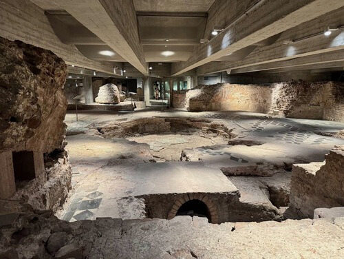 義大利Milan 米蘭 (義語 Milano) 必玩 - Duomo di Milano 米蘭主教座堂 = 米蘭大教堂 = Basilica Cattedrale Metropolitana di Santa Maria Nascente = Cattedrale Metropolitana della Natività della Beata Vergine Maria = Piazza del Duomo 大教堂廣場 = 主教座堂廣場 = 杜莫廣場