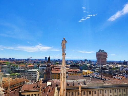 義大利Milan 米蘭 (義語 Milano) 必玩 - Duomo di Milano 米蘭主教座堂 = 米蘭大教堂 = Basilica Cattedrale Metropolitana di Santa Maria Nascente = Cattedrale Metropolitana della Natività della Beata Vergine Maria = Piazza del Duomo 大教堂廣場 = 主教座堂廣場 = 杜莫廣場