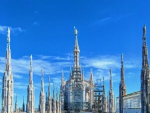 義大利Milan 米蘭 (義語 Milano) 必玩 - Duomo di Milano 米蘭主教座堂 = 米蘭大教堂 = Basilica Cattedrale Metropolitana di Santa Maria Nascente = Cattedrale Metropolitana della Natività della Beata Vergine Maria = Piazza del Duomo 大教堂廣場 = 主教座堂廣場 = 杜莫廣場